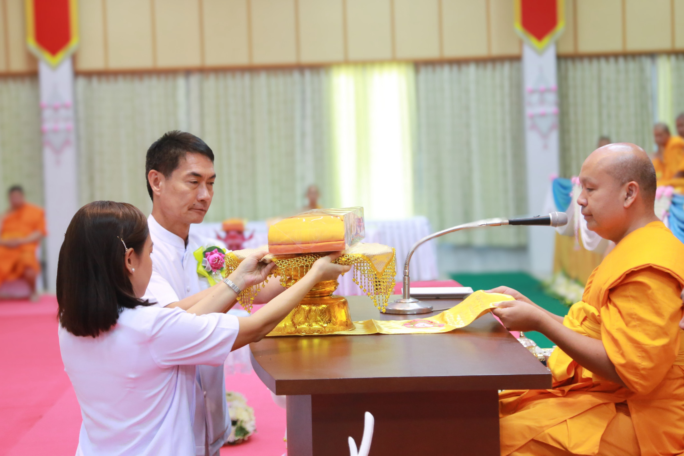 ภาพการถวายปัจจัยศูนย์ปฏิบัติธรรมกัลยาณมิตรพิจิตร
