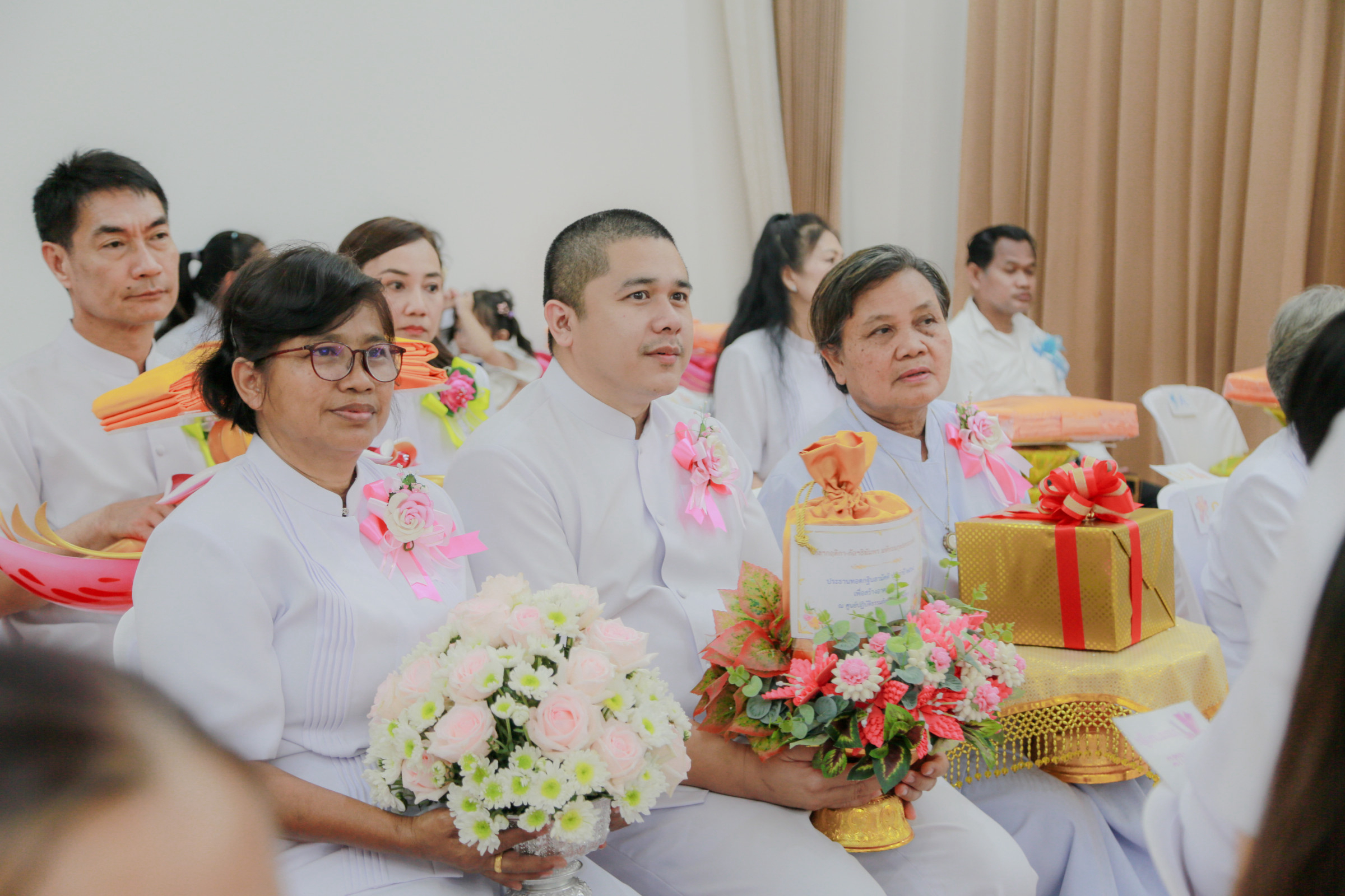 ภาพหมู่ถือพานถวายปัจจัยศูนย์ปฏิบัติธรรมกัลยาณมิตรพิจิตร