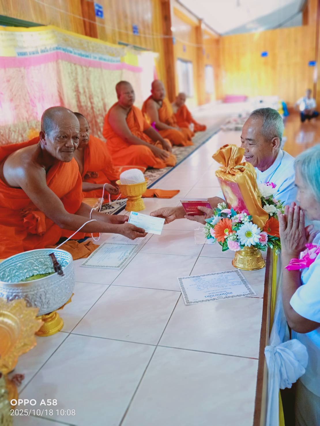 ภาพการถวายปัจจัยวัดราษฎร์บูรณะ