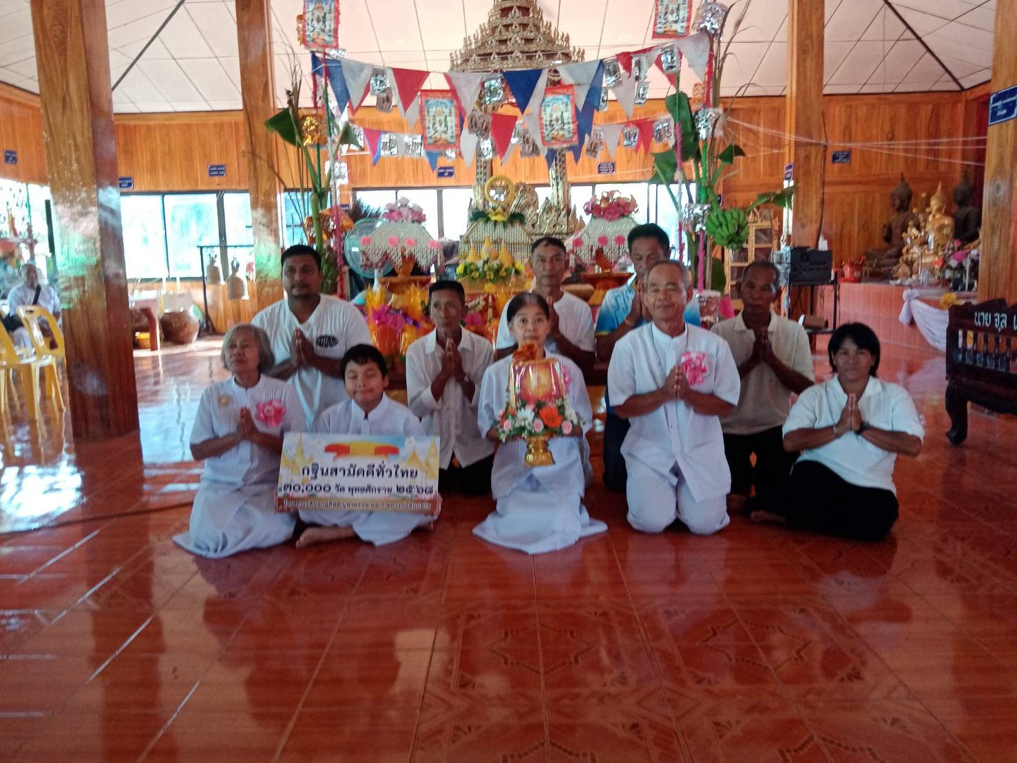 ภาพหมู่ถือพานถวายปัจจัยวัดราษฎร์บูรณะ