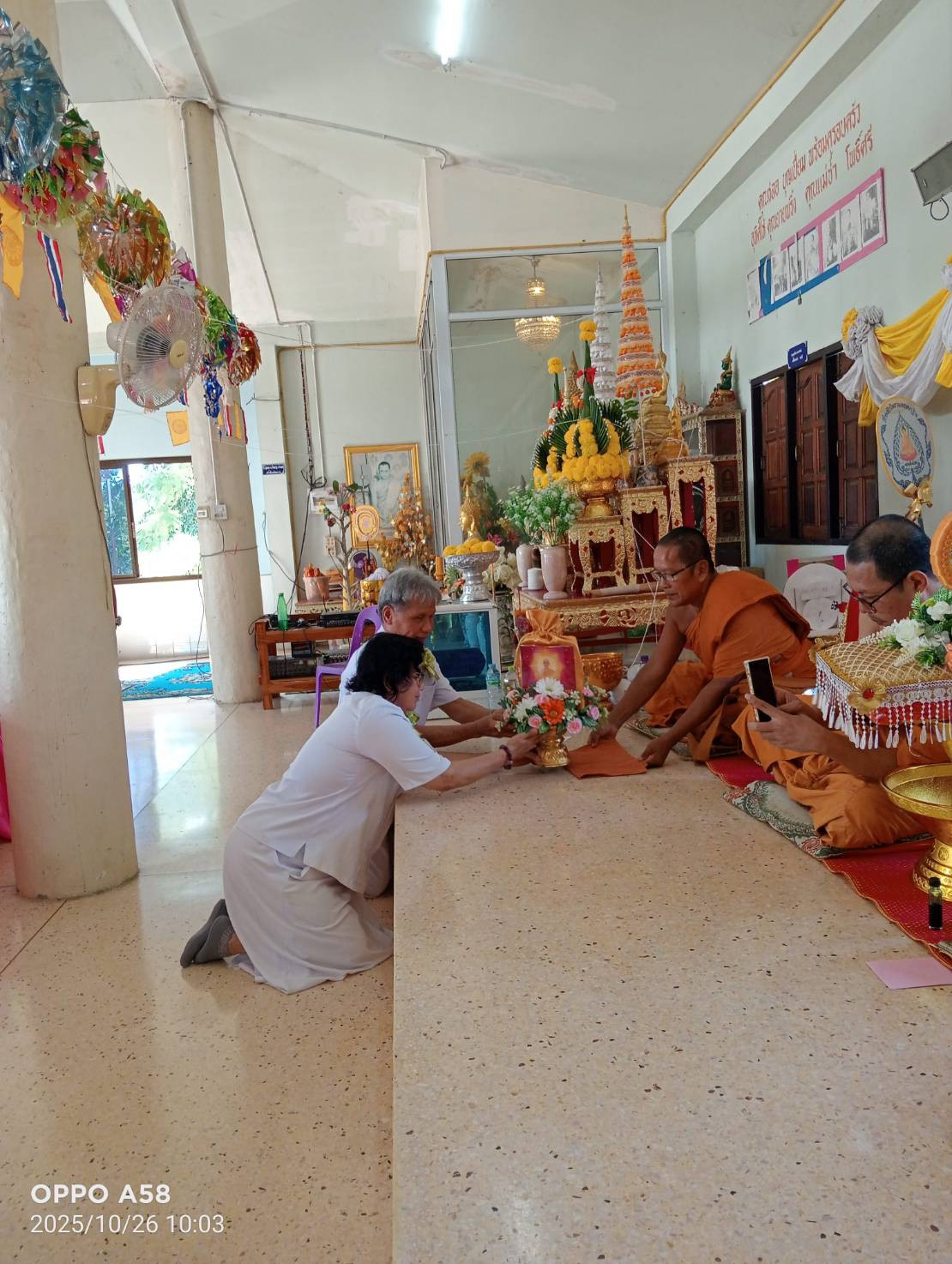 ภาพการถวายปัจจัยวัดมาบสว่างสามัคคี