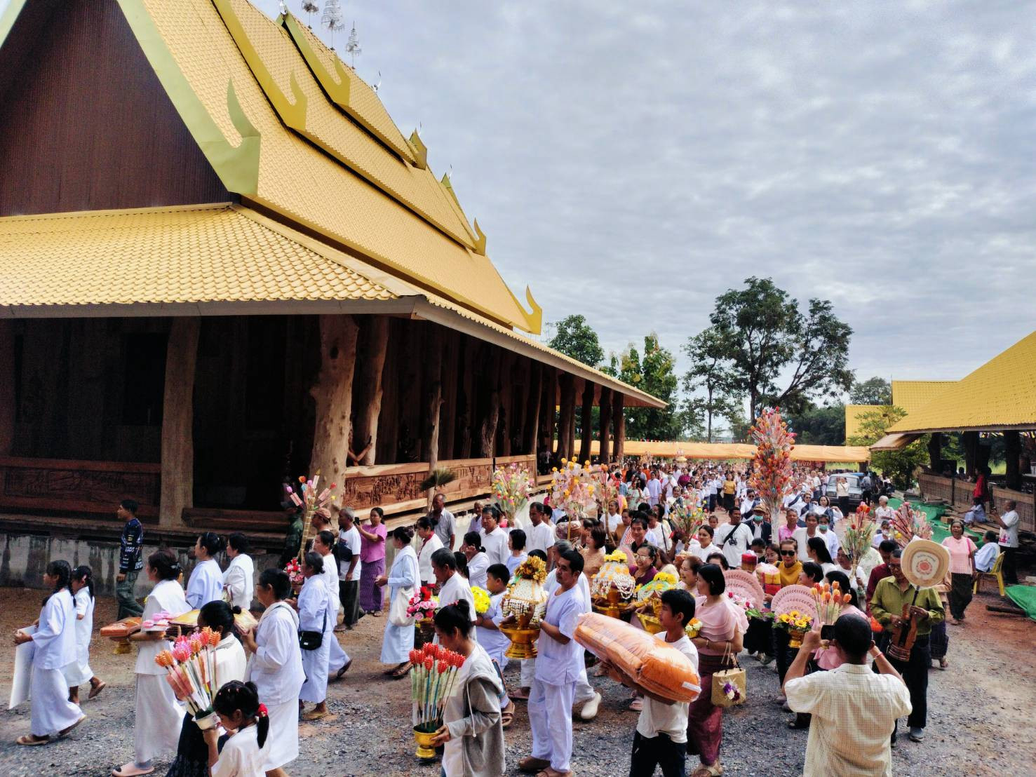 ภาพร่วมพิธีกรรมวัดถ้ำจันทรคราส