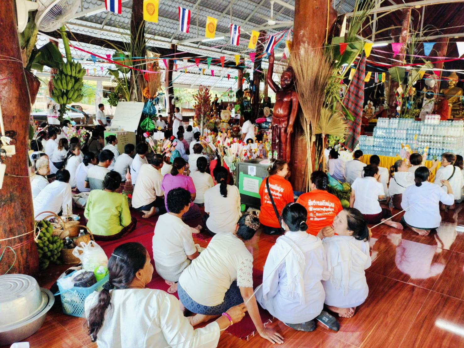 ภาพร่วมพิธีกรรมวัดถ้ำจันทรคราส