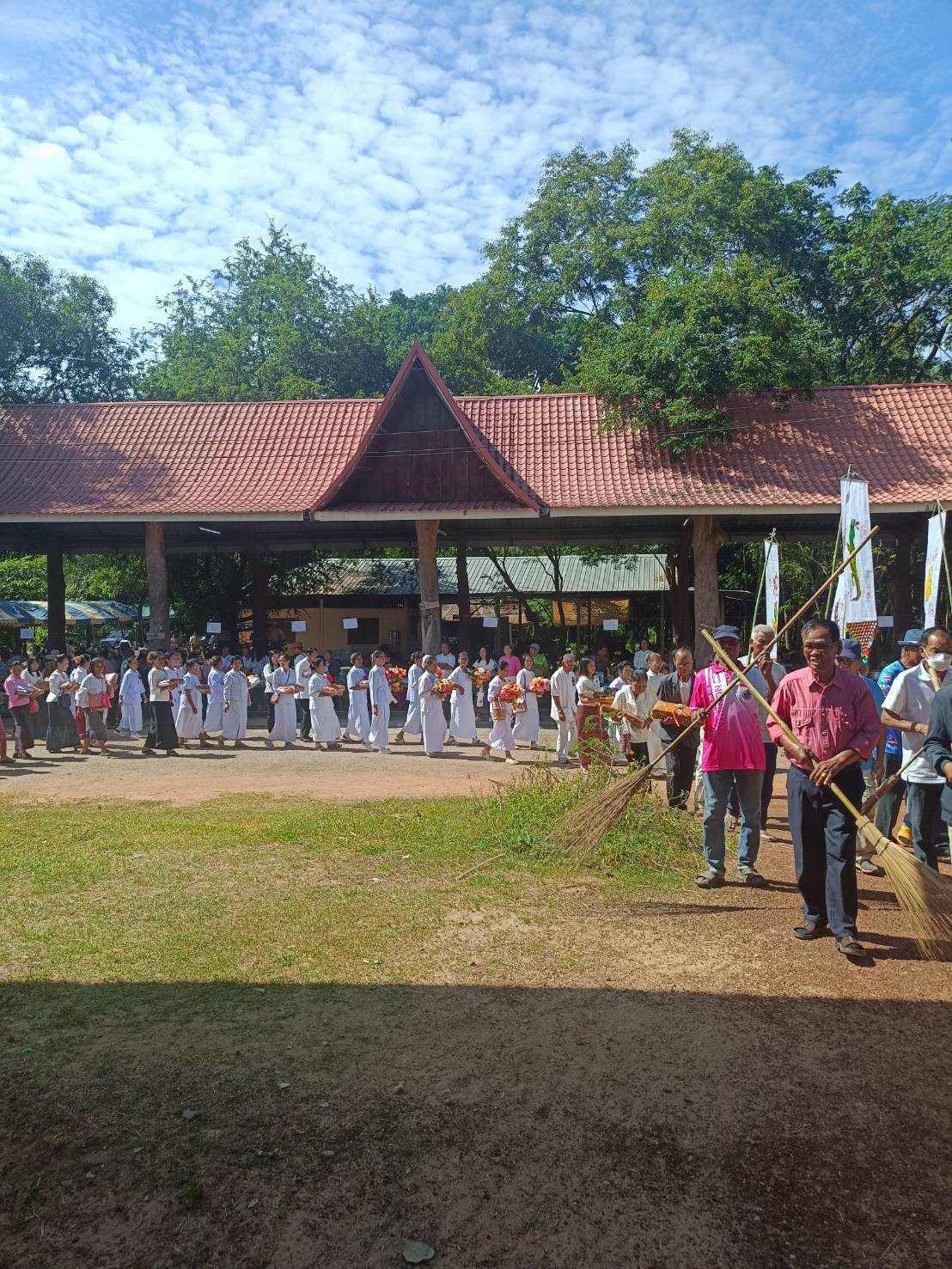 ภาพร่วมพิธีกรรมวัดหนองเม็ก