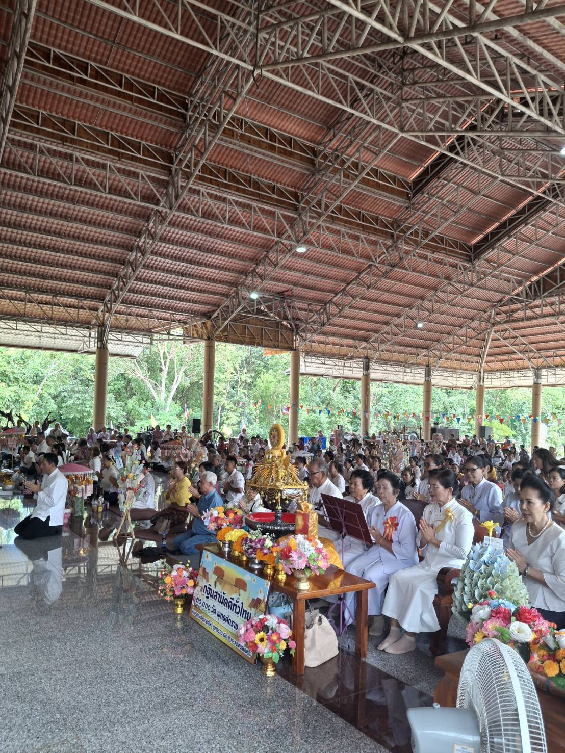 ภาพร่วมพิธีกรรมวัดหนองเม็ก