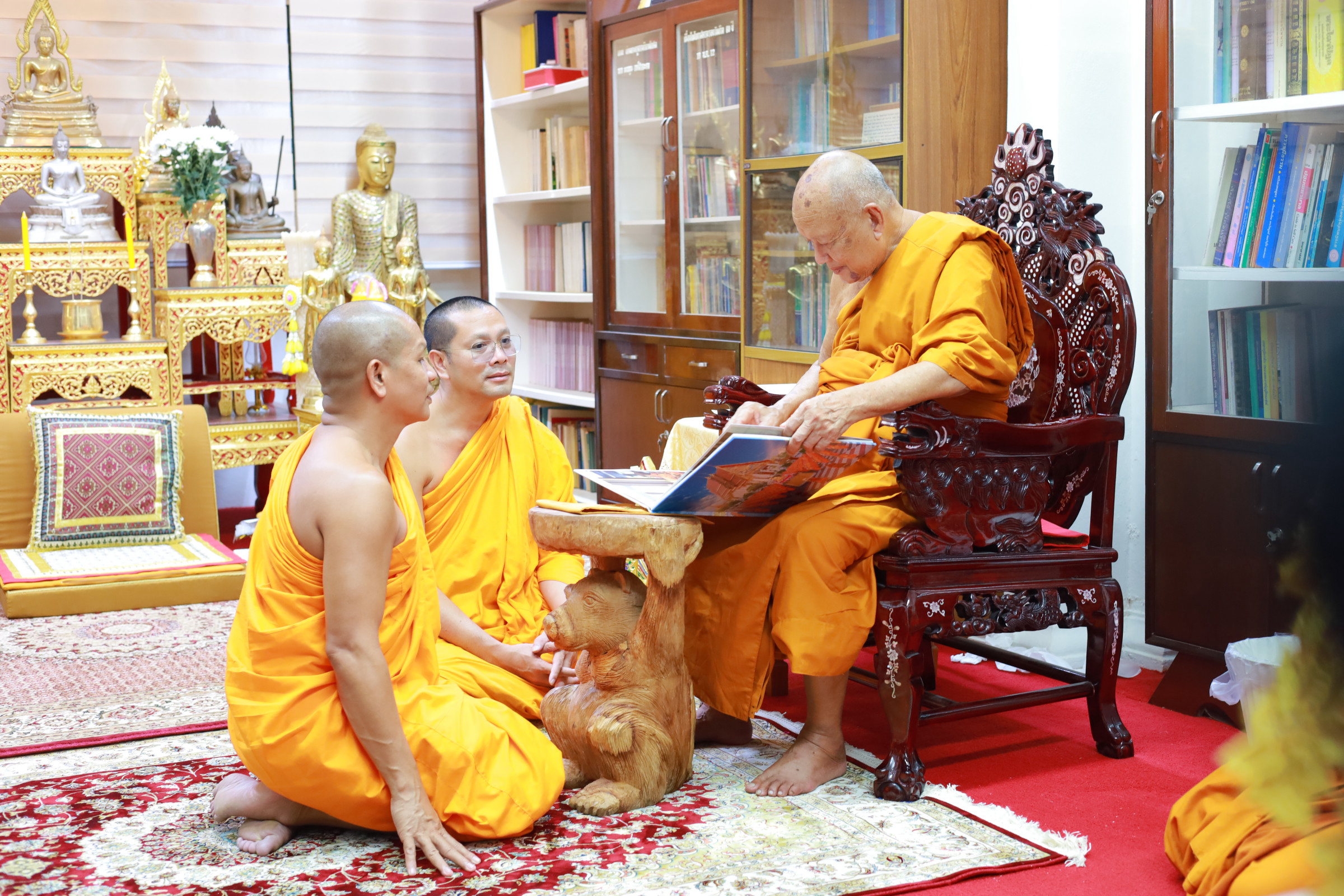 ภาพหมู่ถือพานถวายปัจจัยวัดมงคลนิมิตร