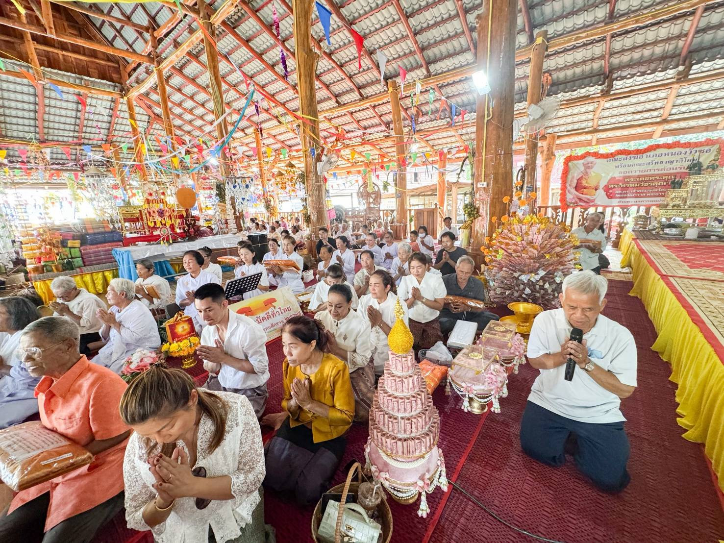 ภาพร่วมพิธีกรรมวัดบ้านหนองอ้อ