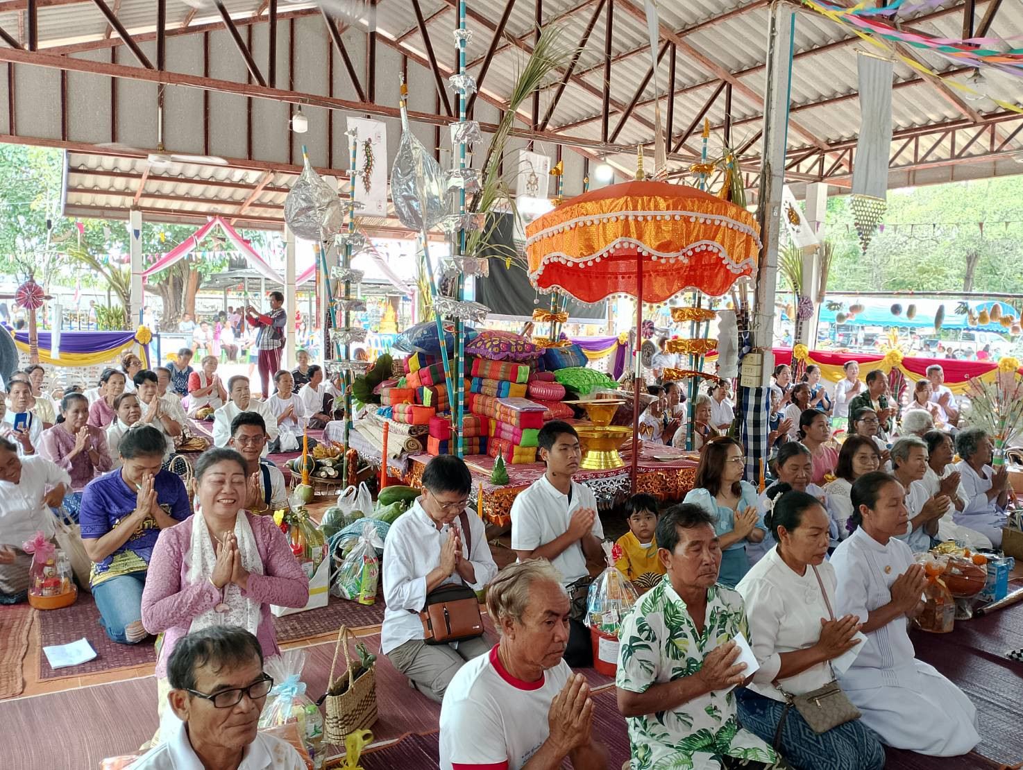 ภาพร่วมพิธีกรรมวัดหินแตกภาวนา