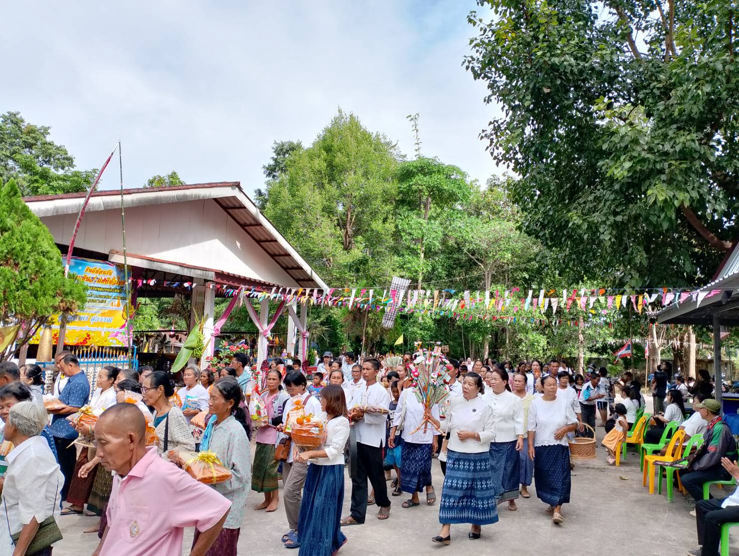 ภาพร่วมพิธีกรรมวัดหินแตกภาวนา