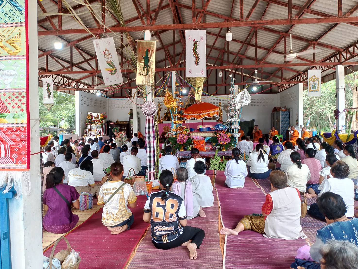 ภาพร่วมพิธีกรรมวัดหินแตกภาวนา