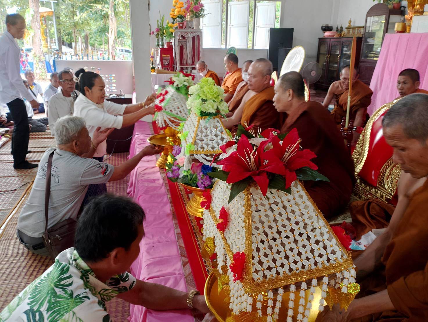 ภาพร่วมพิธีกรรมวัดหินแตกภาวนา