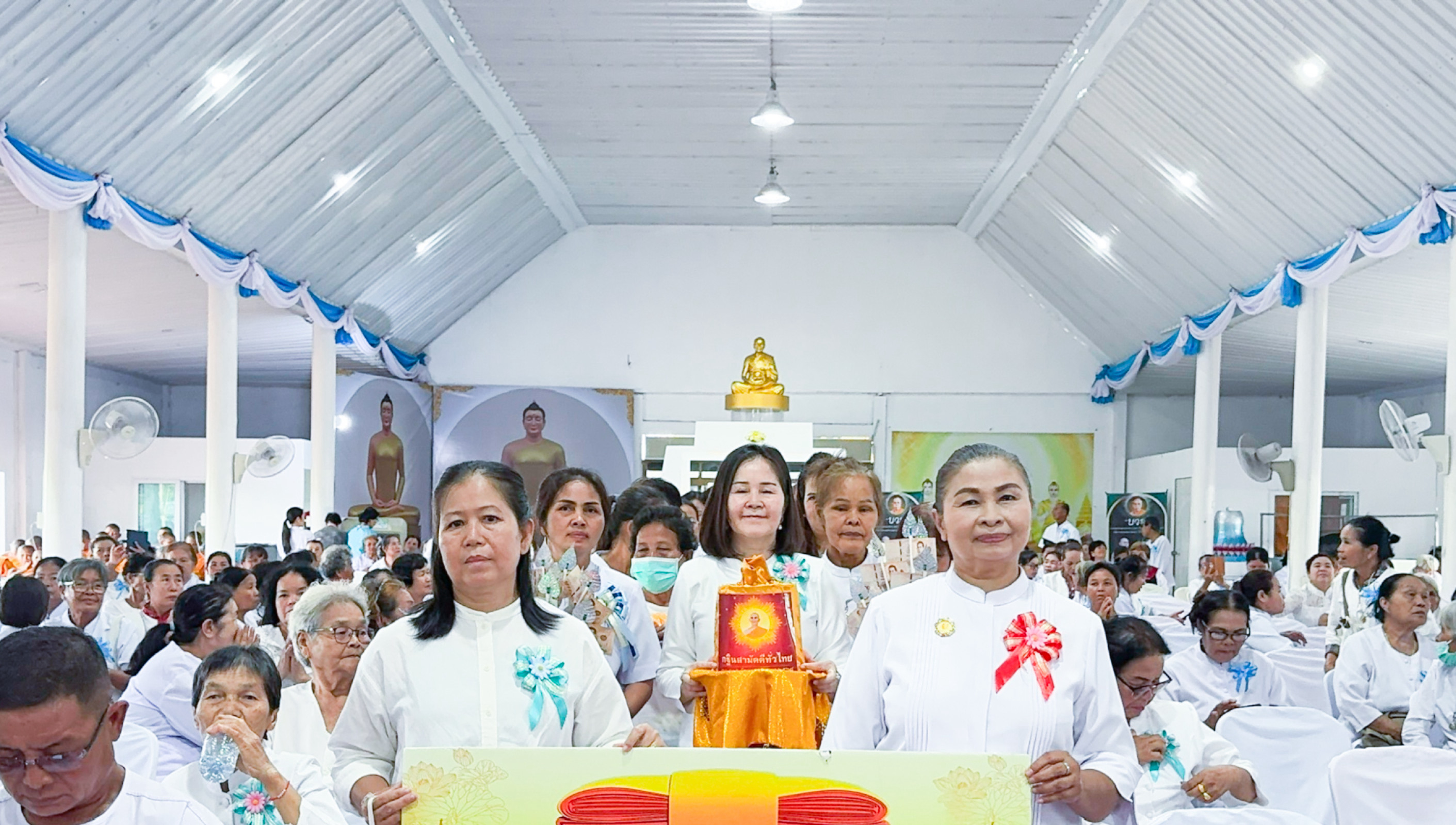 ภาพหมู่ถือพานถวายปัจจัยธุดงคสถานห้วยเม็ก