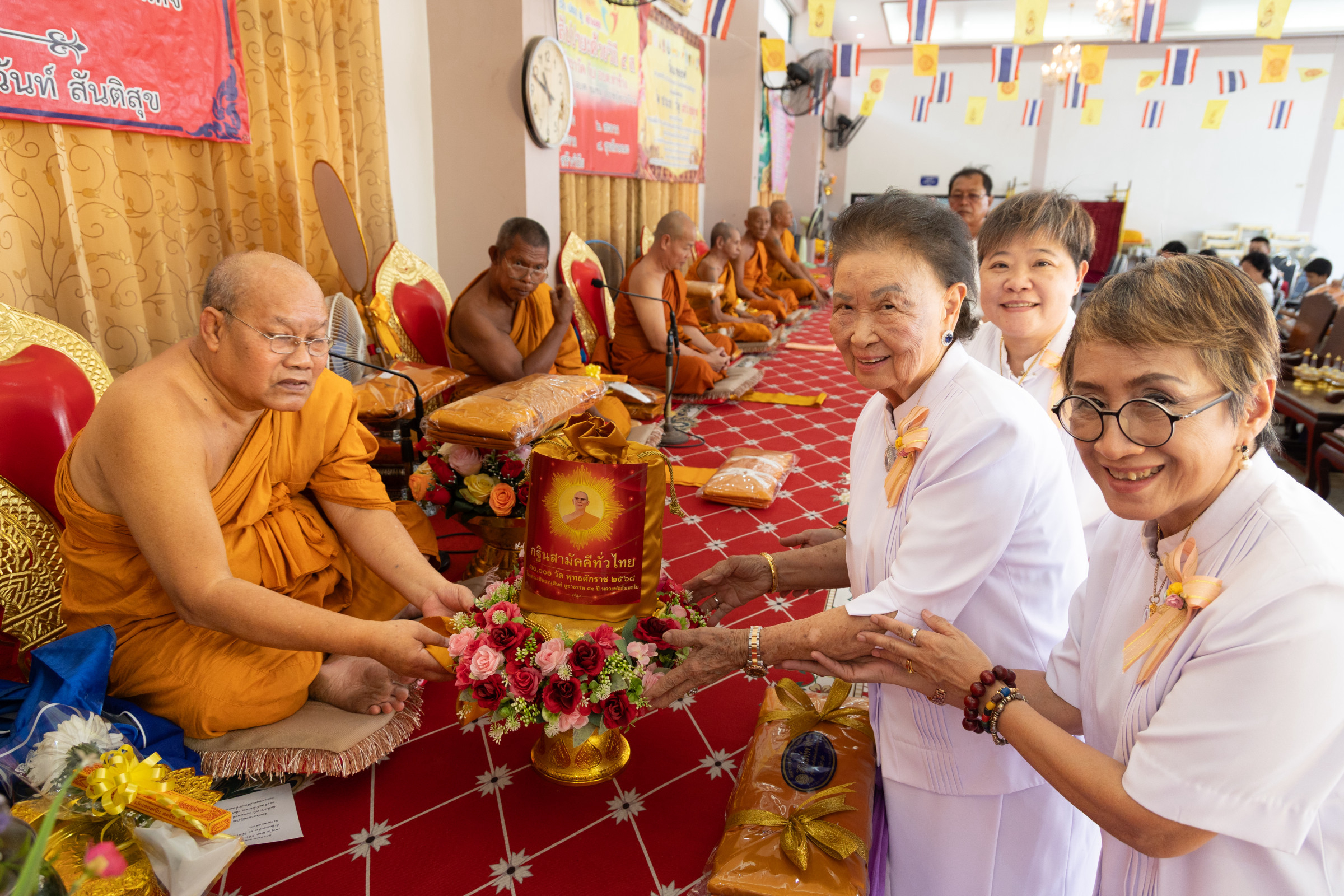 ภาพการถวายปัจจัยวัดมเหยงค์