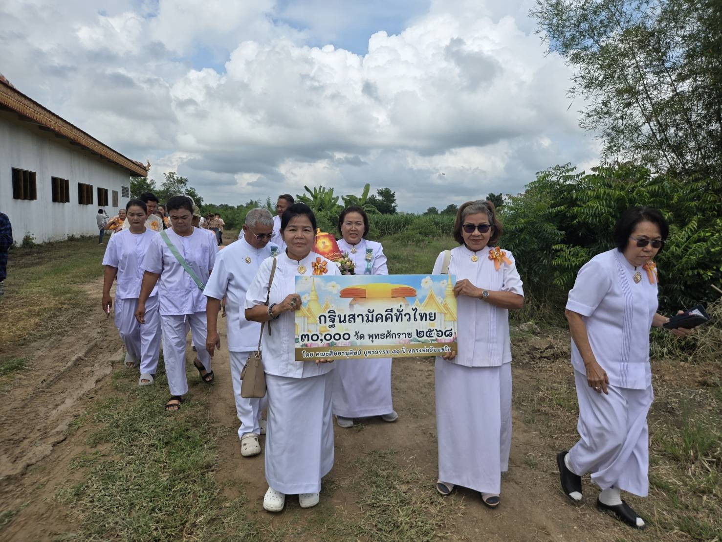 ภาพร่วมขบวนกฐินวัดหนองนกออก99