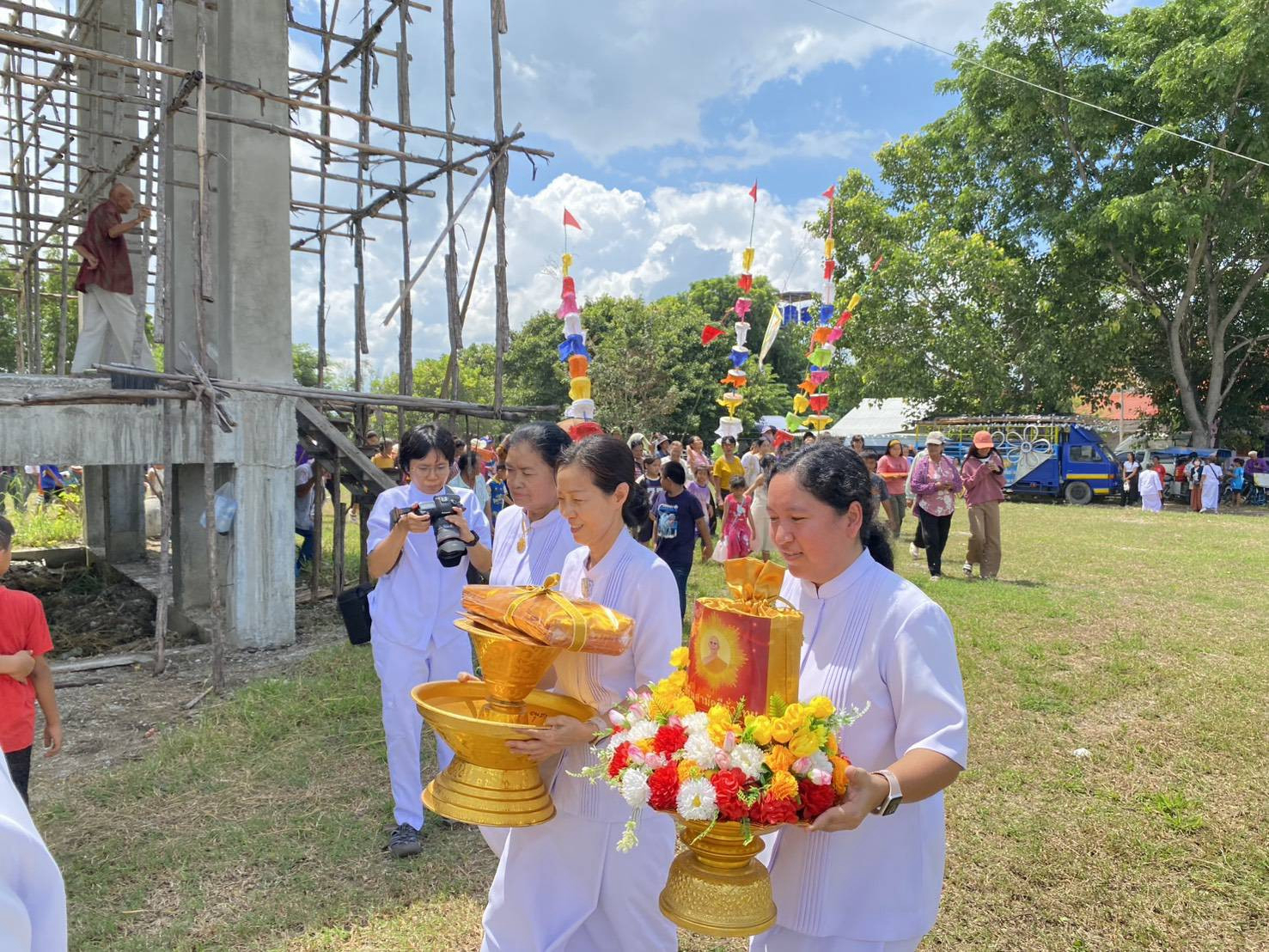 ภาพหมู่ถือพานถวายปัจจัยวัดใหม่เจริญสุข