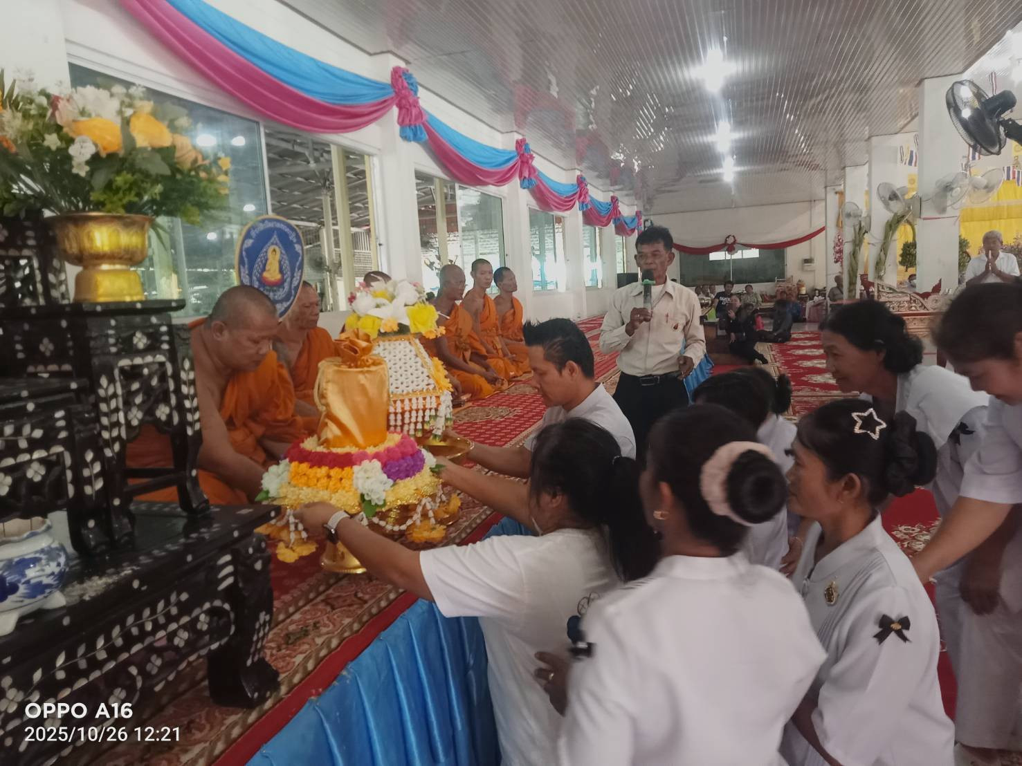 ภาพการถวายปัจจัยวัดหนองพลอง