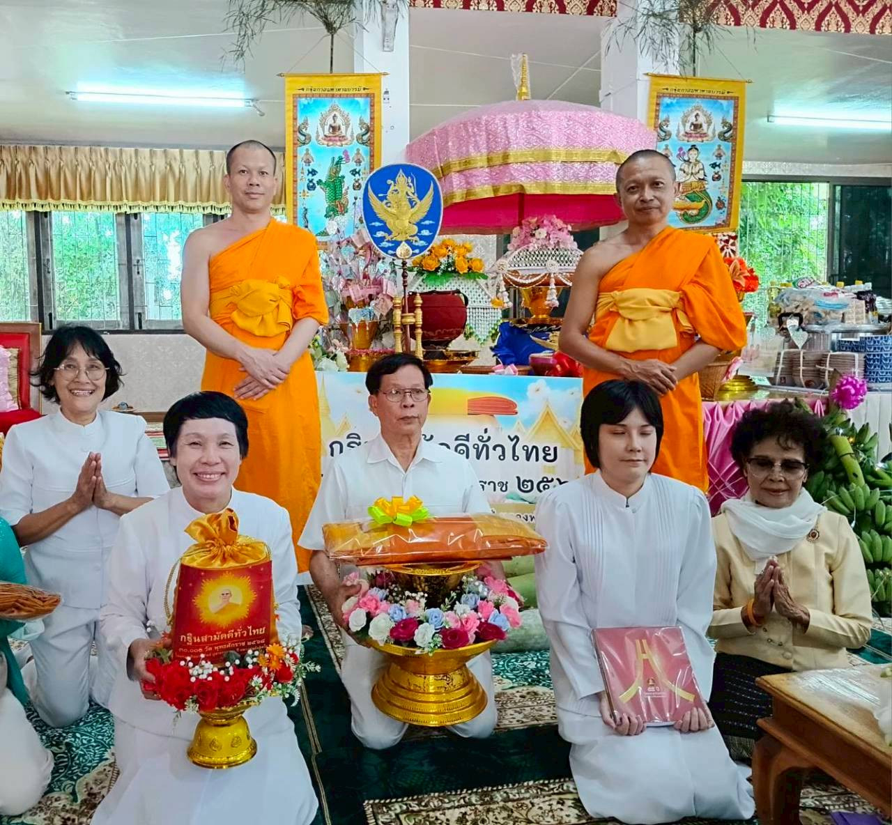 ภาพหมู่ถือพานถวายปัจจัยวัดเขาพุทธโคดม