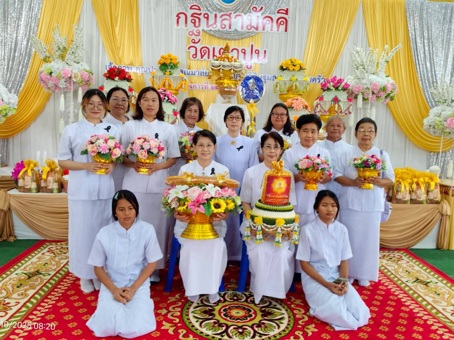 ภาพหมู่ถือพานถวายปัจจัยวัดเตาปูน