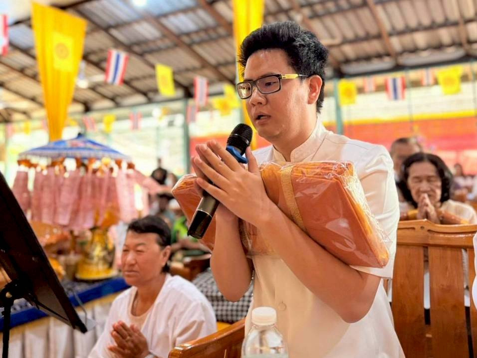 ภาพกล่าวคำถวายกฐินวัดเฉลิมลาภ