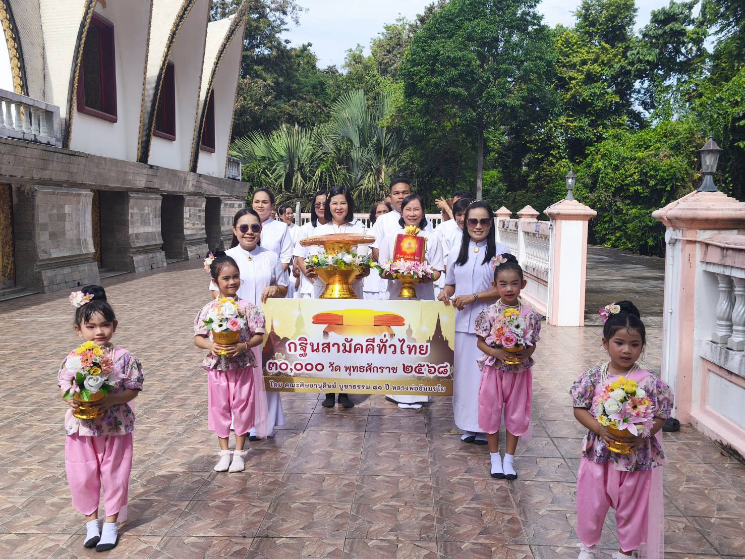 ภาพร่วมขบวนกฐินวัดหินโค้ง