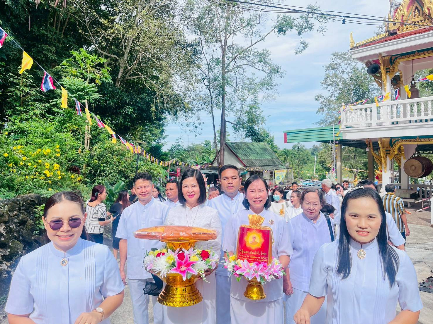 ภาพร่วมพิธีกรรมวัดหินโค้ง