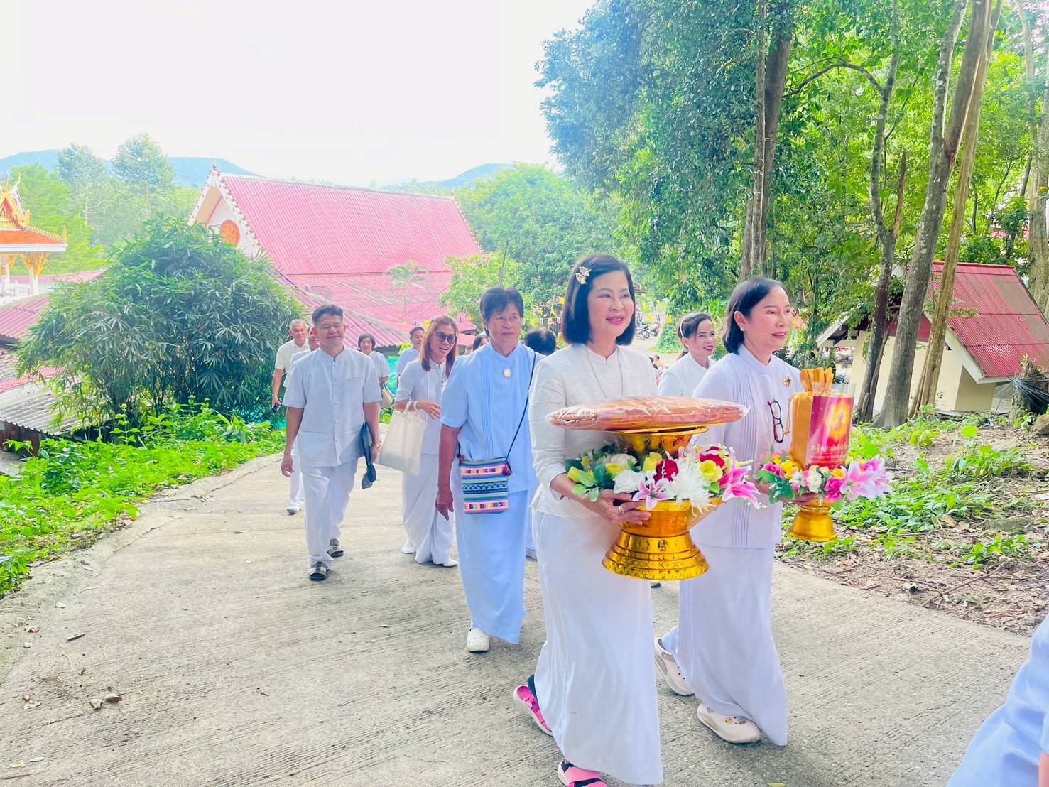 ภาพร่วมพิธีกรรมวัดหินโค้ง