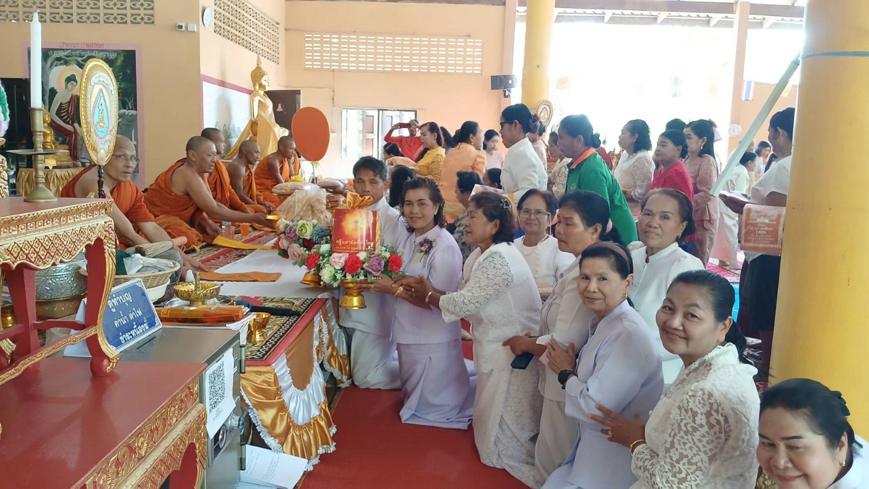 ภาพการถวายปัจจัยวัดถ้ำโกบ