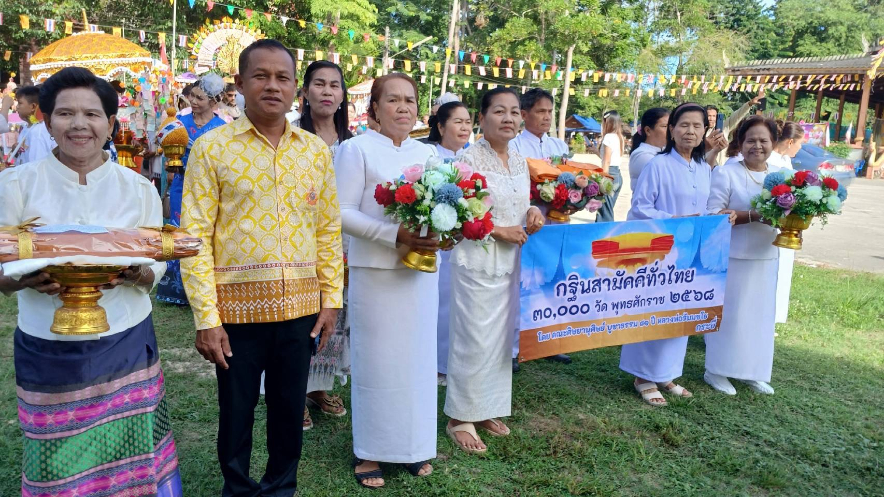 ภาพร่วมพิธีกรรมวัดถ้ำโกบ