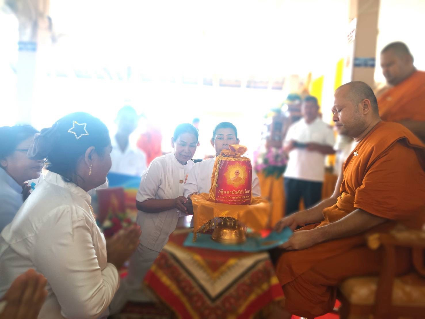 ภาพการถวายปัจจัยวัดเพหลา