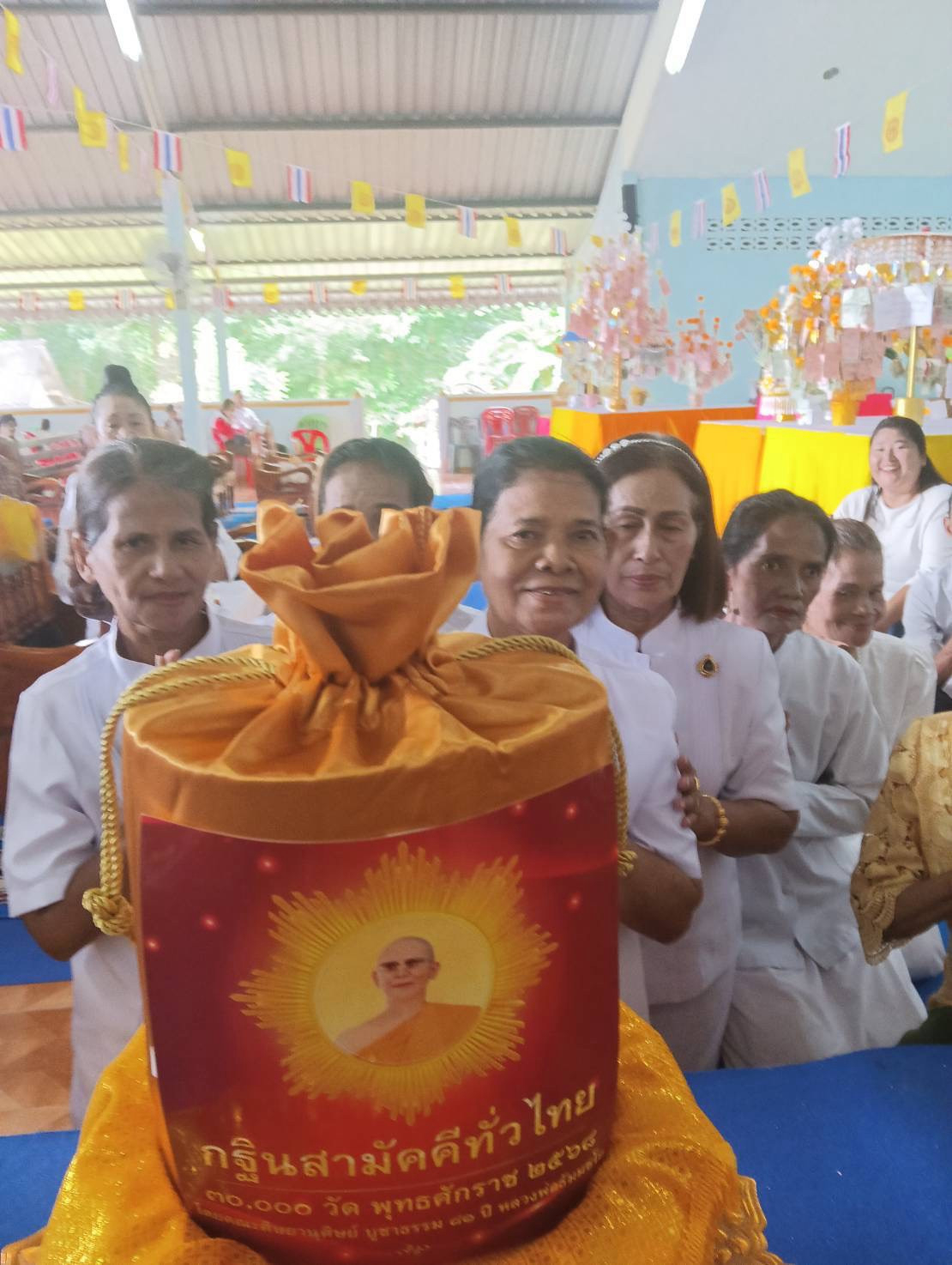 ภาพหมู่ถือพานถวายปัจจัยที่พักสงฆ์พรุพีพนาราม