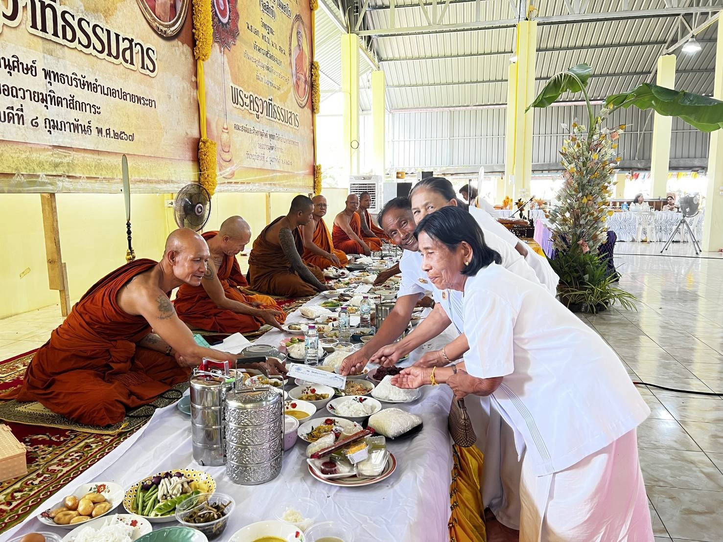 ภาพร่วมพิธีกรรมวัดช่องแบก