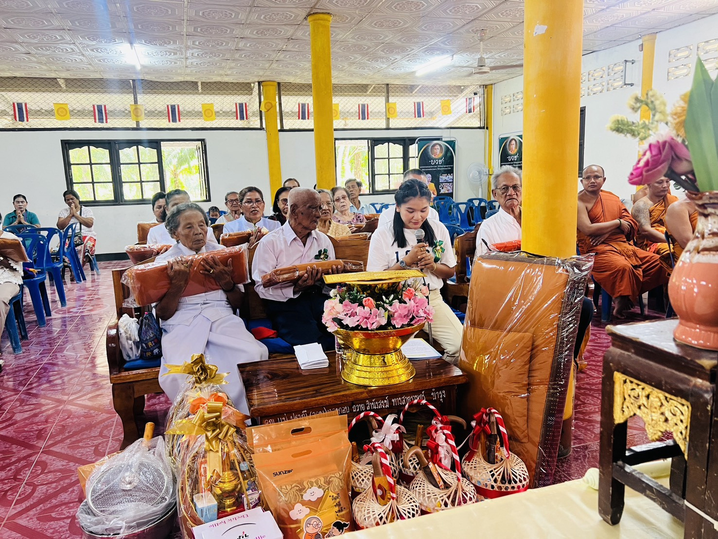 ภาพร่วมพิธีกรรมที่พักสงฆ์บ้านทางสายราษฎร์บำรุง