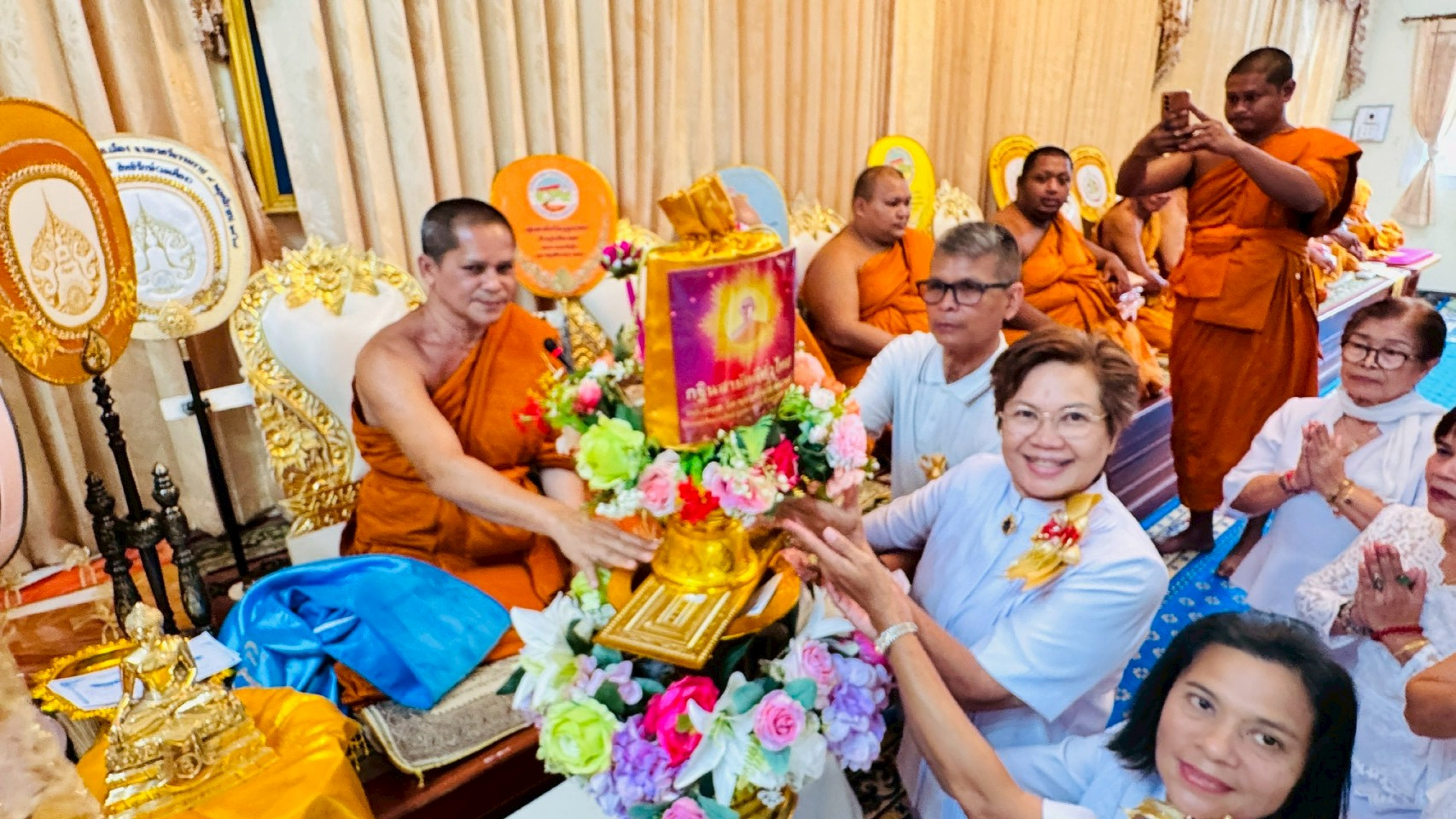 ภาพการถวายปัจจัยวัดบุญนารอบ