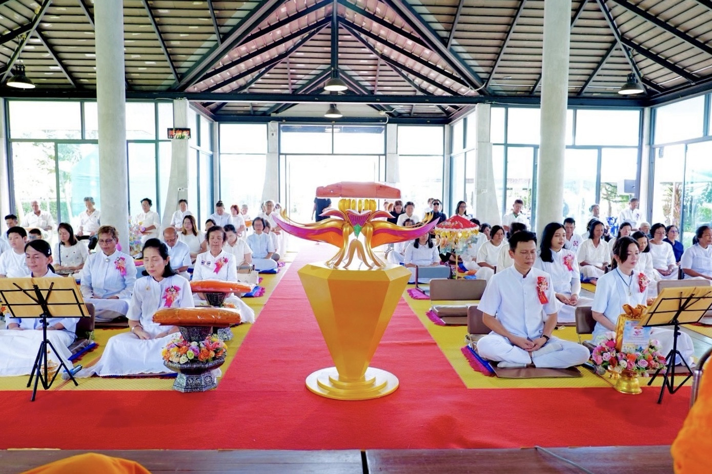 ภาพร่วมพิธีกรรมศูนย์ปฏิบัติธรรมแก้วโก-ลก