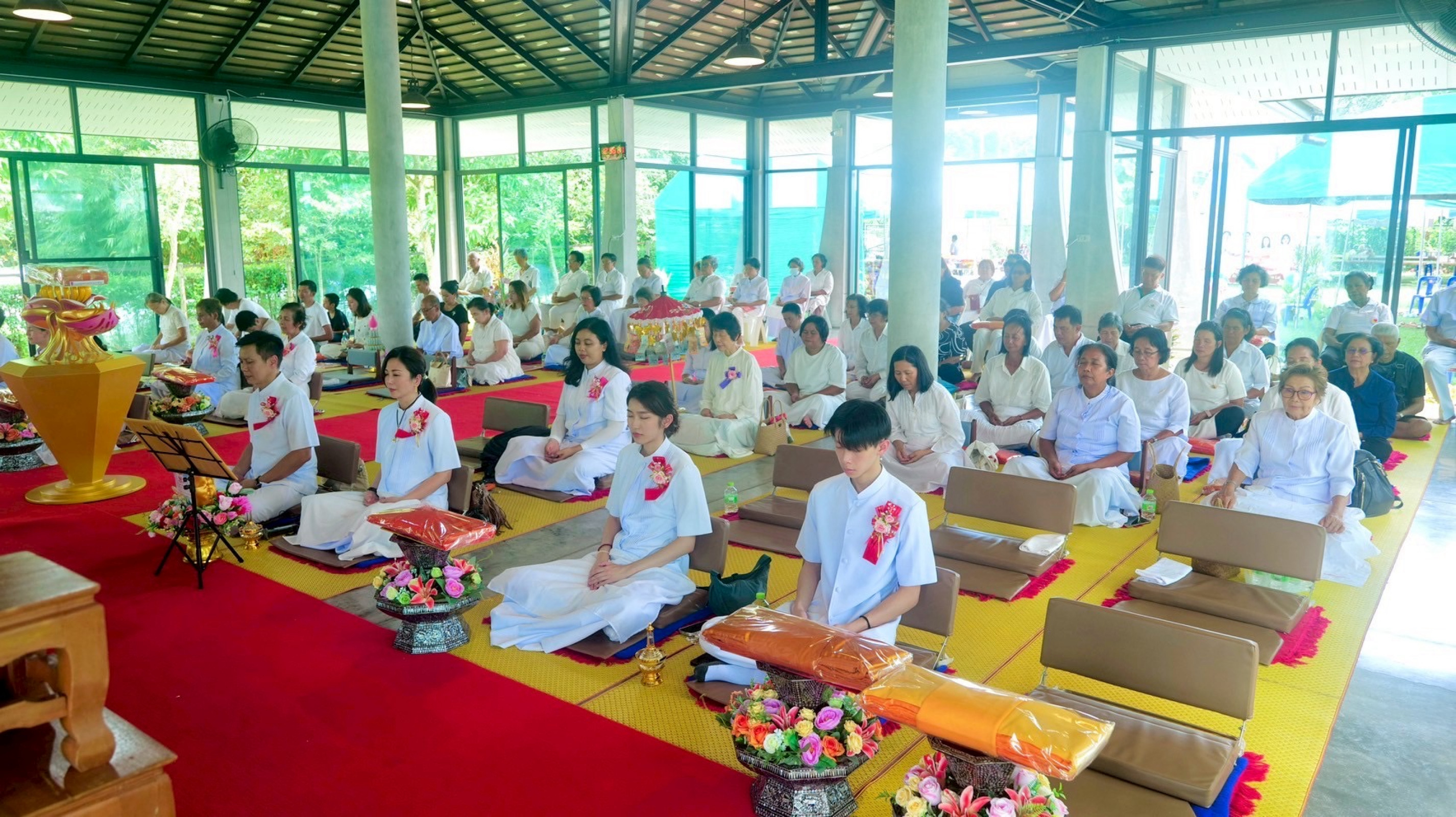 ภาพร่วมพิธีกรรมศูนย์ปฏิบัติธรรมแก้วโก-ลก