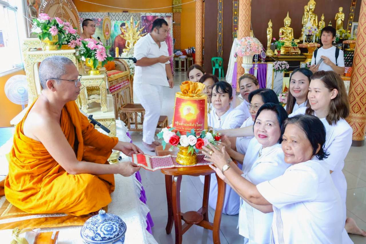 ภาพการถวายปัจจัยวัดกอบกุลรัตนาราม