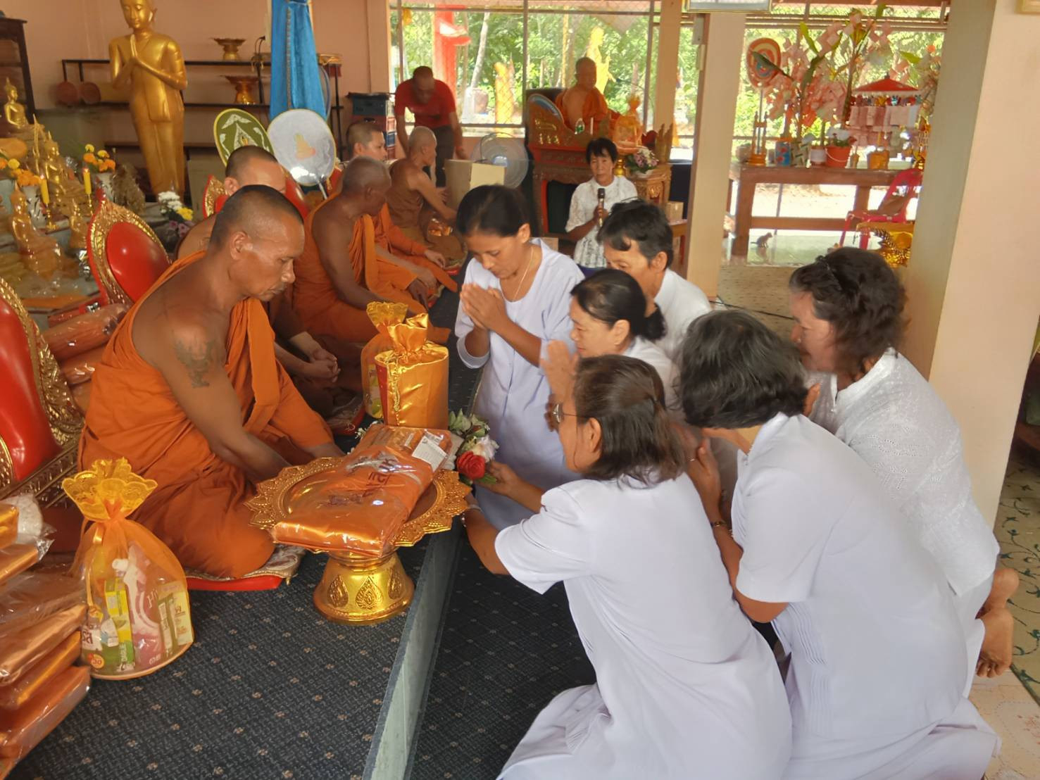 ภาพการถวายปัจจัยสำนักสงฆ์ศรีโสไพร