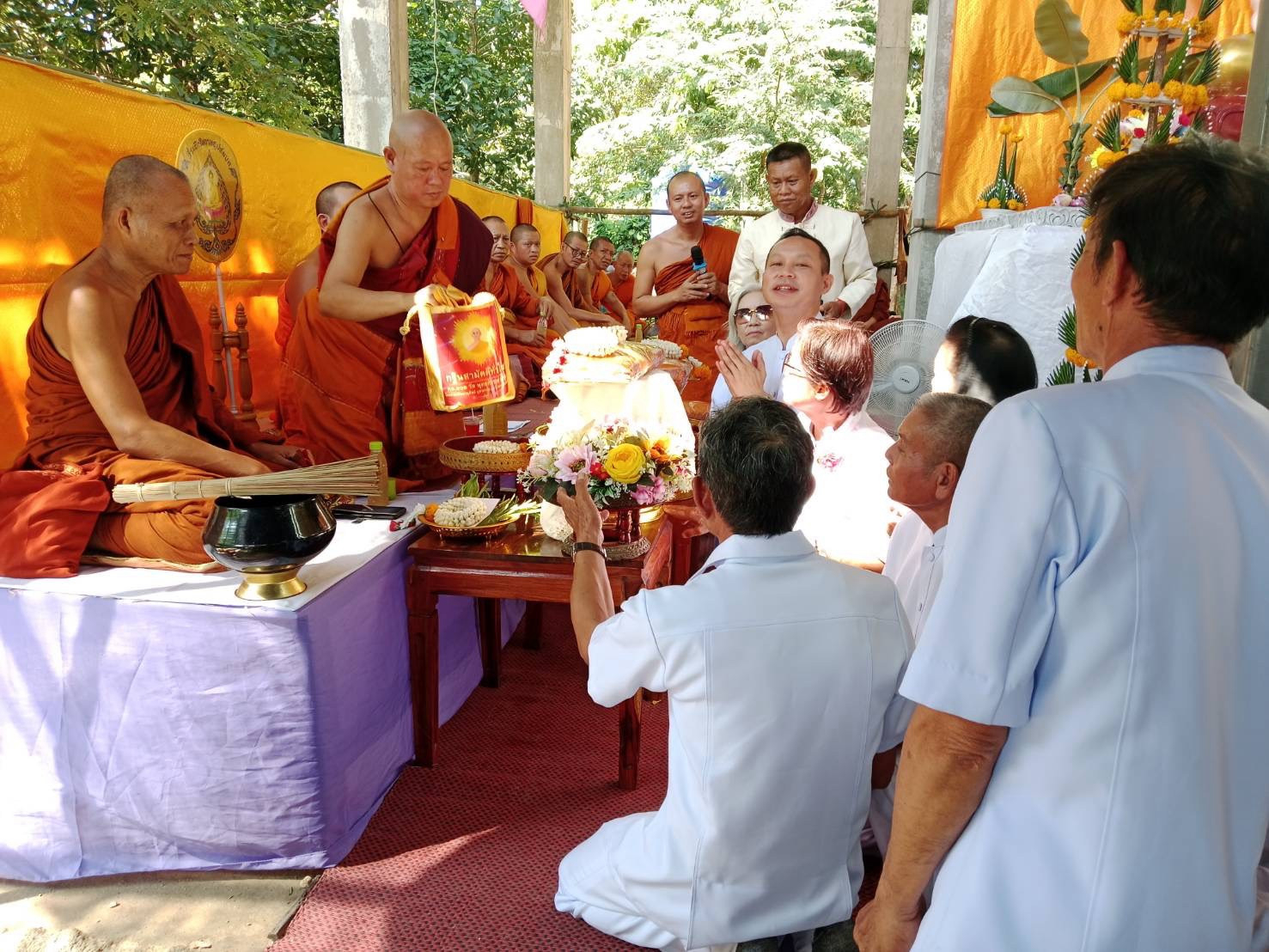 ภาพหมู่ถือพานถวายปัจจัยวัดพระธาตุเวียงกู่เบี้ย