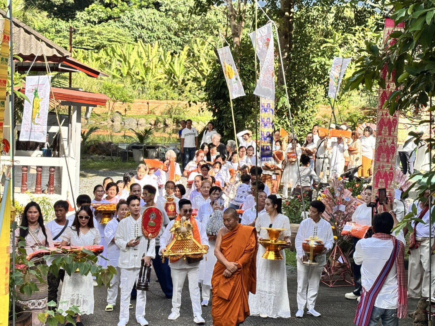 ภาพร่วมพิธีกรรมวัดถ้ำเมืองออน