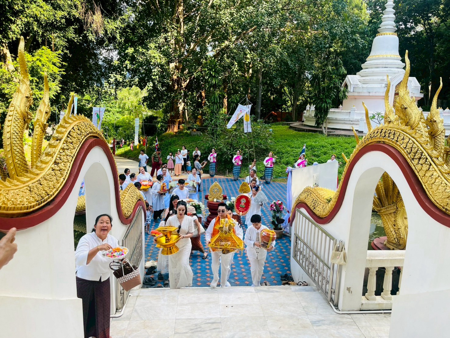 ภาพร่วมพิธีกรรมวัดถ้ำเมืองออน