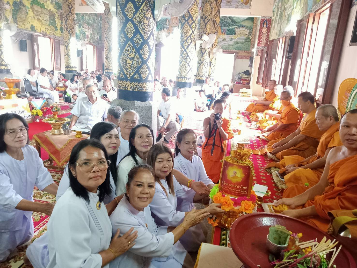 ภาพการถวายปัจจัยวัดไผ่ล้อม