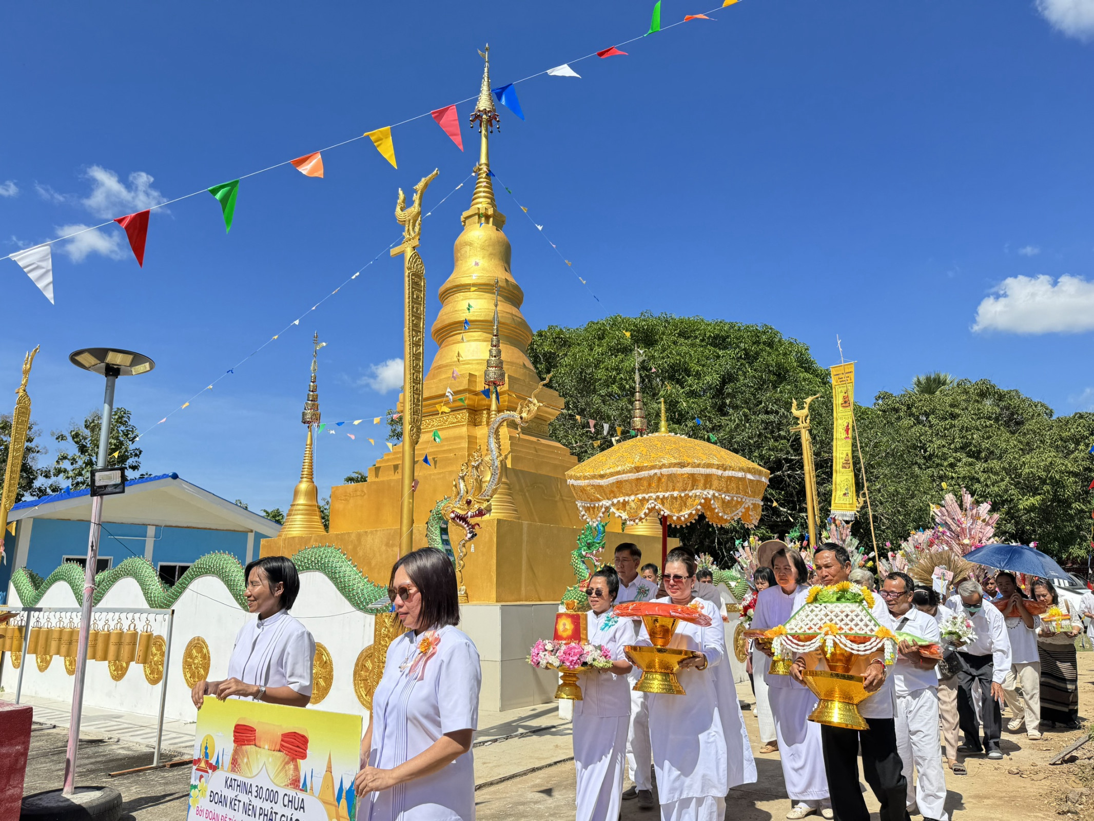 ภาพร่วมขบวนกฐินวัดแม่หล่วง