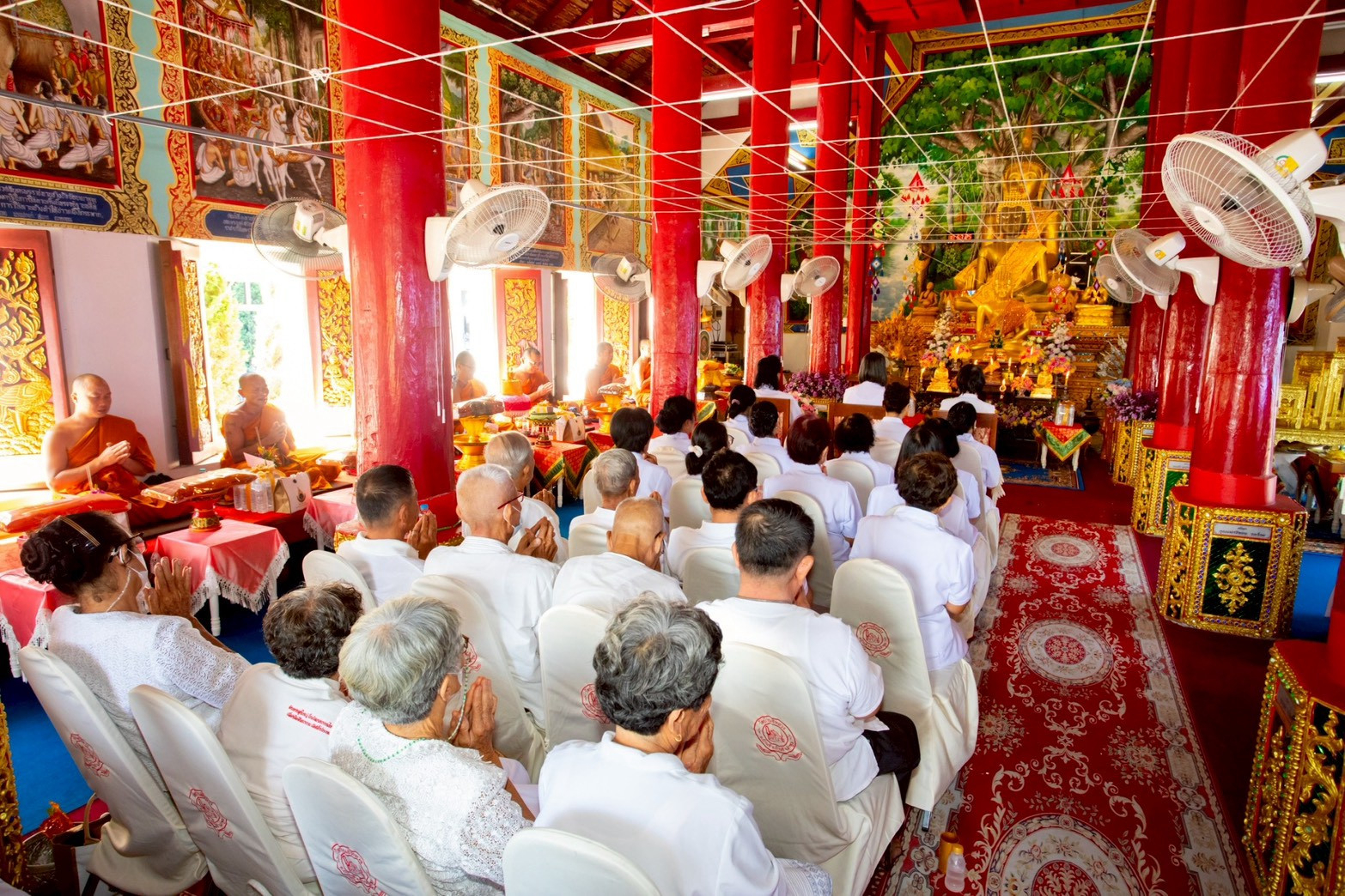 ภาพร่วมพิธีกรรมวัดบ้านธิหลวง