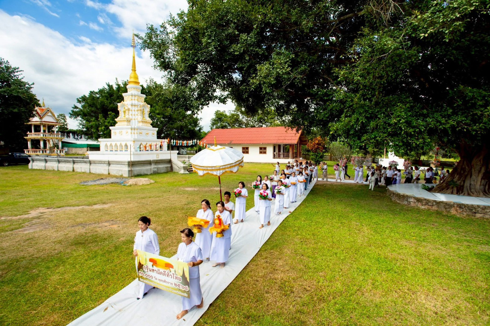 ภาพร่วมขบวนกฐินวัดศรีดงเย็น
