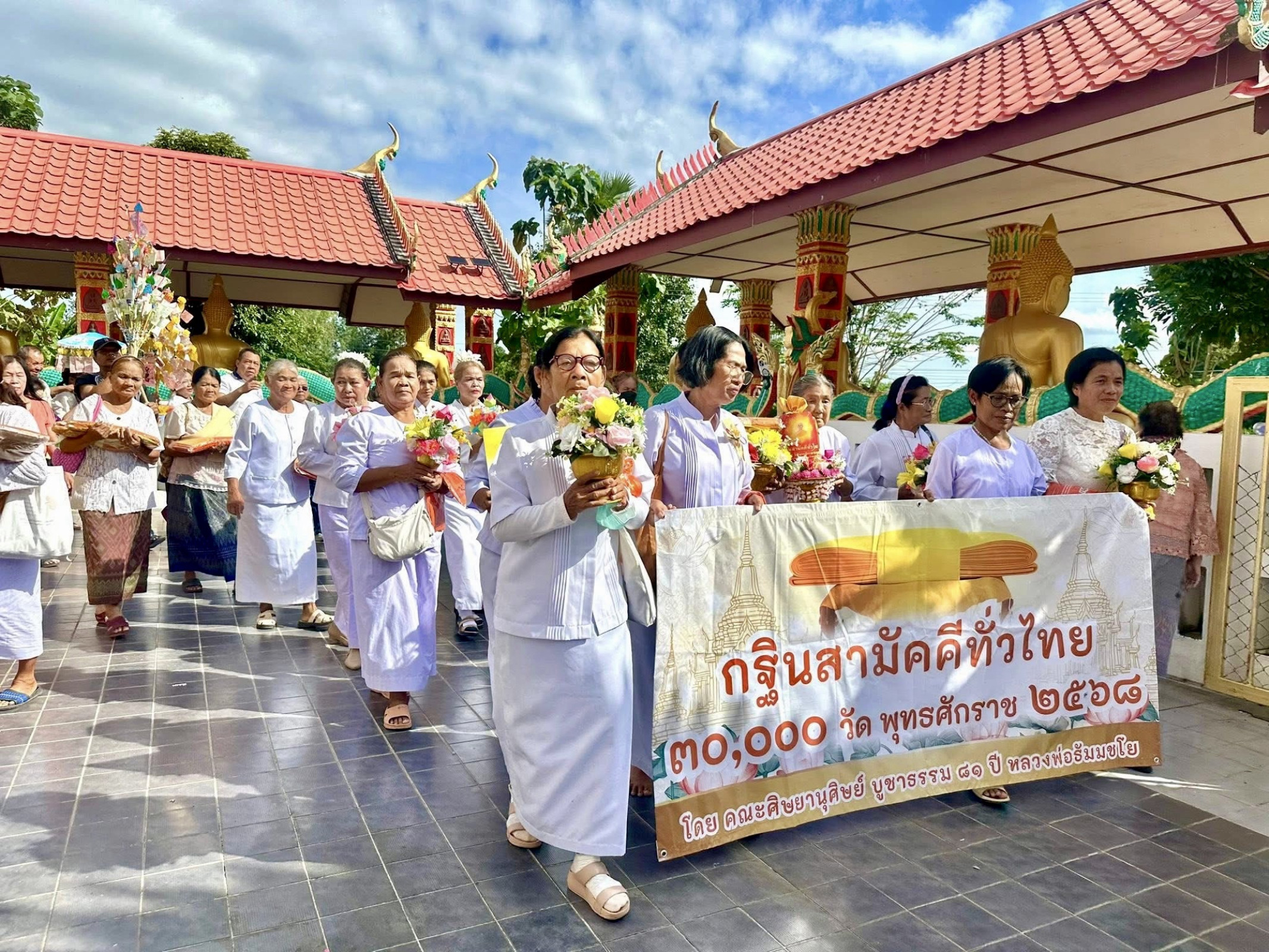 ภาพร่วมขบวนกฐินวัดโชคชัยพัฒนา