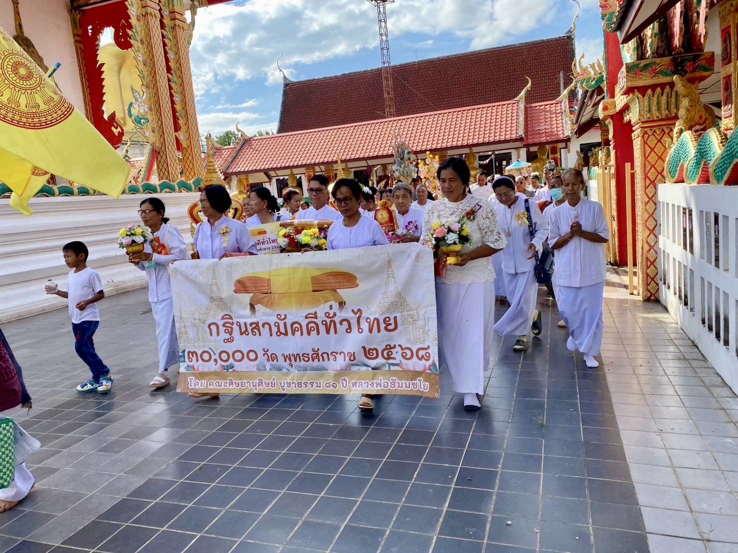 ภาพหมู่ถือพานถวายปัจจัยวัดโชคชัยพัฒนา