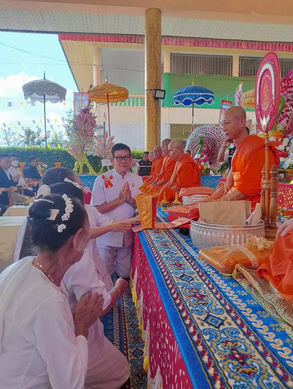 ภาพการถวายปัจจัยวัดมงคลนิมิต