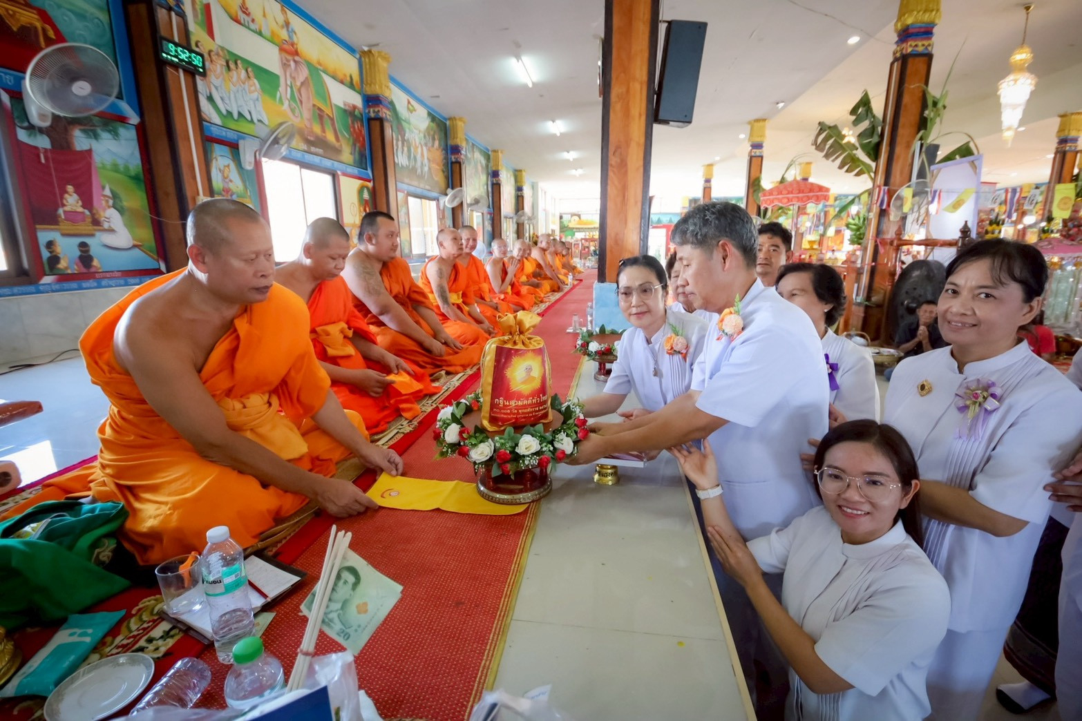 ภาพการถวายปัจจัยวัดป่าแดง