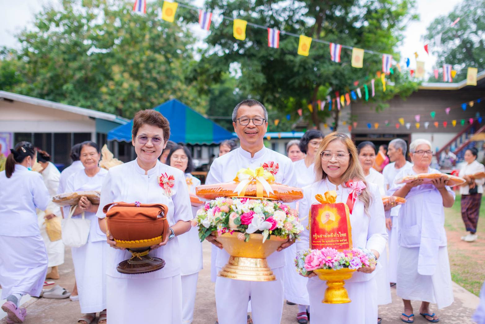 ภาพหมู่ถือพานถวายปัจจัยวัดหนองพลวงน้อย