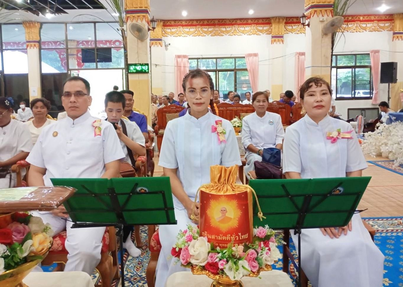 ภาพหมู่ถือพานถวายปัจจัยวัดวิปัสสนารังกาใหญ่